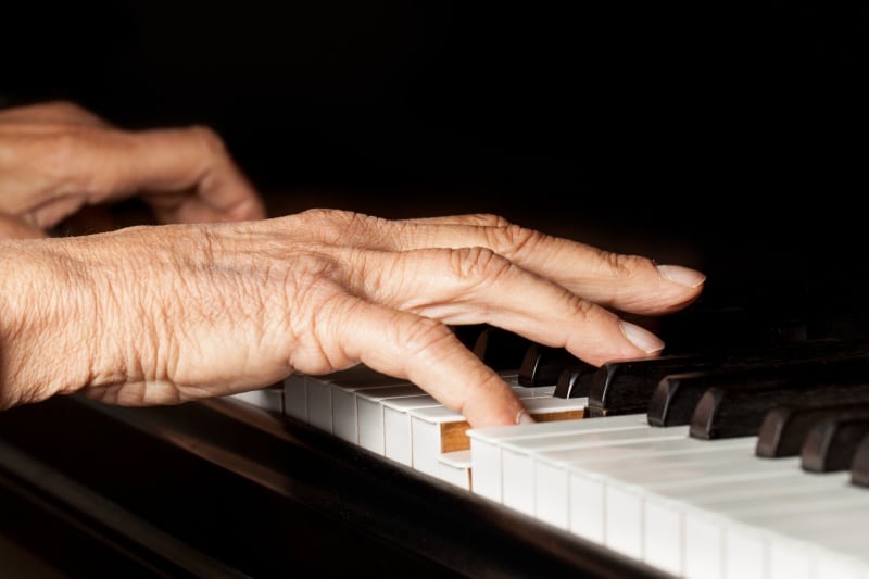 hands playing piano